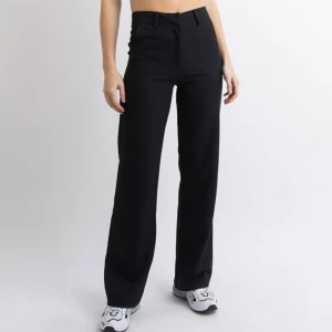 Högmidjade kostymbyxor - Kostymbyxor från MADLADY i färgen Nova Black storlek 34, i längden SHORT. Dom är knoppriga runt låren, annars är dom i bra skick. Skriv privat för bilder på defekterna. Nypris 599kr. Gåva vid köp!🍬