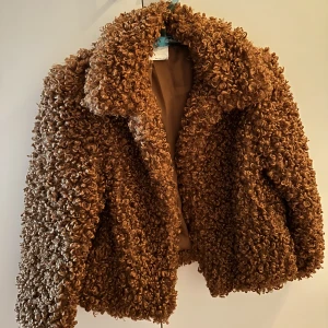 Faux fur jacka - En jacka i fejkpäls, den är i bra kvalitet. 