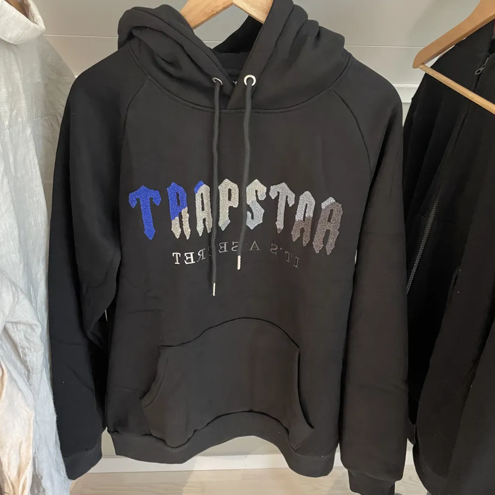 Säljer min TRAPSTAR Hoddie helt oanvänd bara farit uppe på galjen och vänt, men väldigt fin Hoddie bara hör av dig om du undrar nått, priset är inte hugget i sten å kan diskuteras vid snabb och smidig affär🤝🏻 ,Mvh Elias . Hoodies.