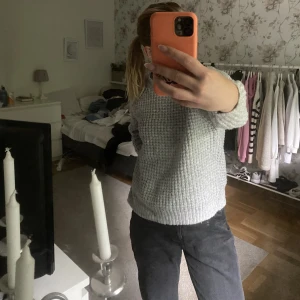 Grå stickad  - Säljer denna grå stickad tröja som är i jätte bra sick knapt använd där av säljs den 