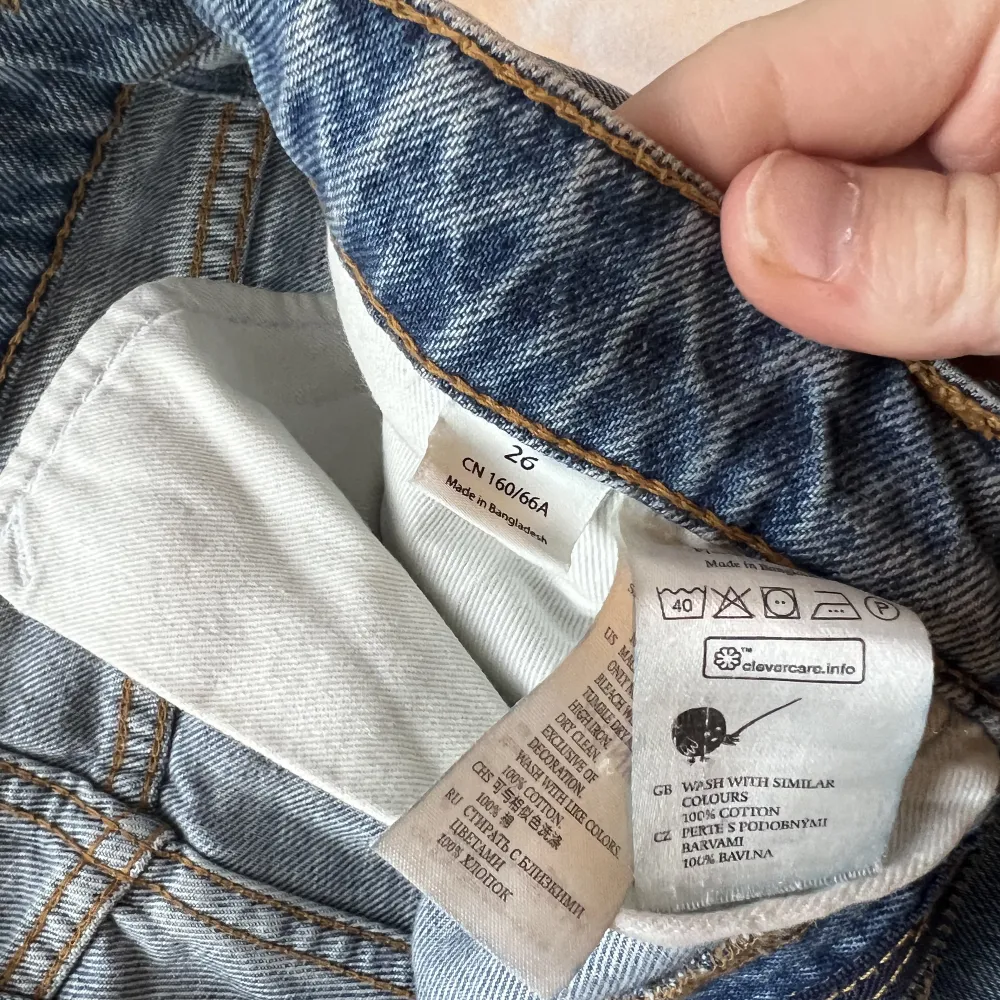 Blåa Monki jeans i storlek 26, använda ett fåtal gånger. Mitt pris 100kr + frakt. Jeans & Byxor.