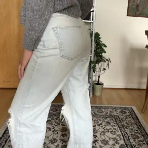 Ljusa 90s jeans med slitningar på knäna från Gina tricot i strl S.