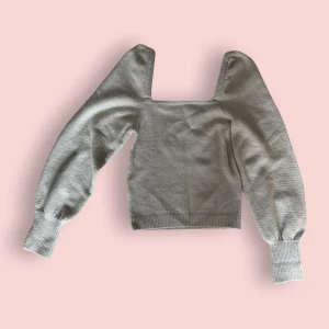 Stickad tröja square neck - Square neck stickad tröja i beige från H&M i storlek S. Använd gärna KÖP NU 🫶🧚