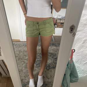 Säljer ett par vintage low waist shorts från hollister pga att dom Inge kommer till andvändning, mycket bra skick❤️