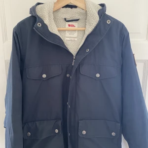 Fjällräven Jacka - Säljer syrrans Fjällräven höst/vinterjacka jacka i storlek XS Women!  Jackan är väl använd men har fortfarande mycket kvar i sig!  Kvitto finns tyvärr inte, då den är köpt för ett par år sedan!