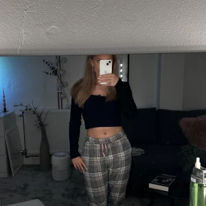 Topp från NA-KD  - En fin svart kort topp som är urringad. Den är ribbad på brösten och man kan knyta knuten som man vill