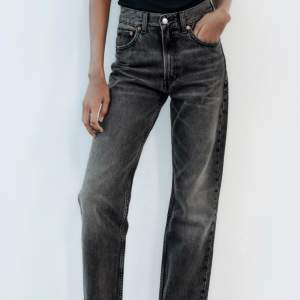Långa grå/svarta high waisted jeans ifrån zara. Modellen är straight 💜Jättebra skick! Och jag är 175 cm lång