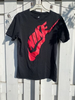 Nike t-shirt  - Har själv inte använt så mycket, men fick den av en kusin. Typ dam/herr Xs-S