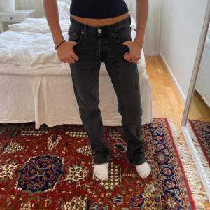 Lågmidjade jeans från Zara i bra skick! (Frakt Ingår Ej) 💕