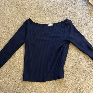 Långarmad tröja - En fin tröja från Cubus, den är marin blå och ribbad i matrialet 🩷