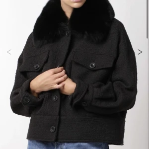 Meotine Kappa - Intressekoll på min svarta ”charlie tweed jacket” från meotine, köpt förra året och finns därav inte att köpa längre! Storlek S/M! Skriv för mer bilder och info💕