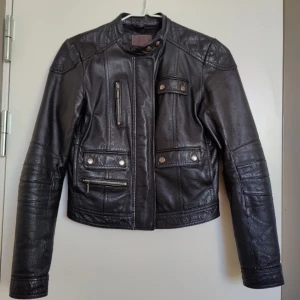 Y2K real leather black biker jacket  - Supersnygg skinnjacka i 100% svinappa. 💞 Skicket är fint och hittar ingen anmärkning. Storleken är 34 men passar mig som brukar ha 36! Kan skicka fler mått om det önskas. Älskar denna men används för sällan, köp innan jag ångrar mig 🥹🥹