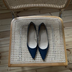 Kitten Heels - Jättefina mörkblåa kitten heels från Calvin Klein. Storlek 39 men är stora i storleken