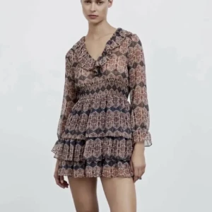 Zara klänning - Jättesnygg volangklänning ifrån Zara!