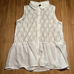 Blus - Vit blus från H&M med knappar på framsidan
