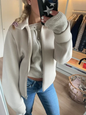 Kappa cos  - Hej! Säljer en jättefin kappa från cos som är slutsåld! Den är i nyskick! Storlek Xs. 