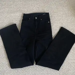 Svarta raka jeans från Dr.Denim i stretchigt material i fint skick utan fläckar eller hål, passar mig som vanligtvis brukar ha 36 i byxor