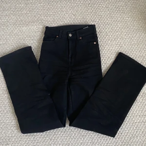 Svarta jeans från Dr.Denim - Svarta raka jeans från Dr.Denim i stretchigt material i fint skick utan fläckar eller hål, passar mig som vanligtvis brukar ha 36 i byxor