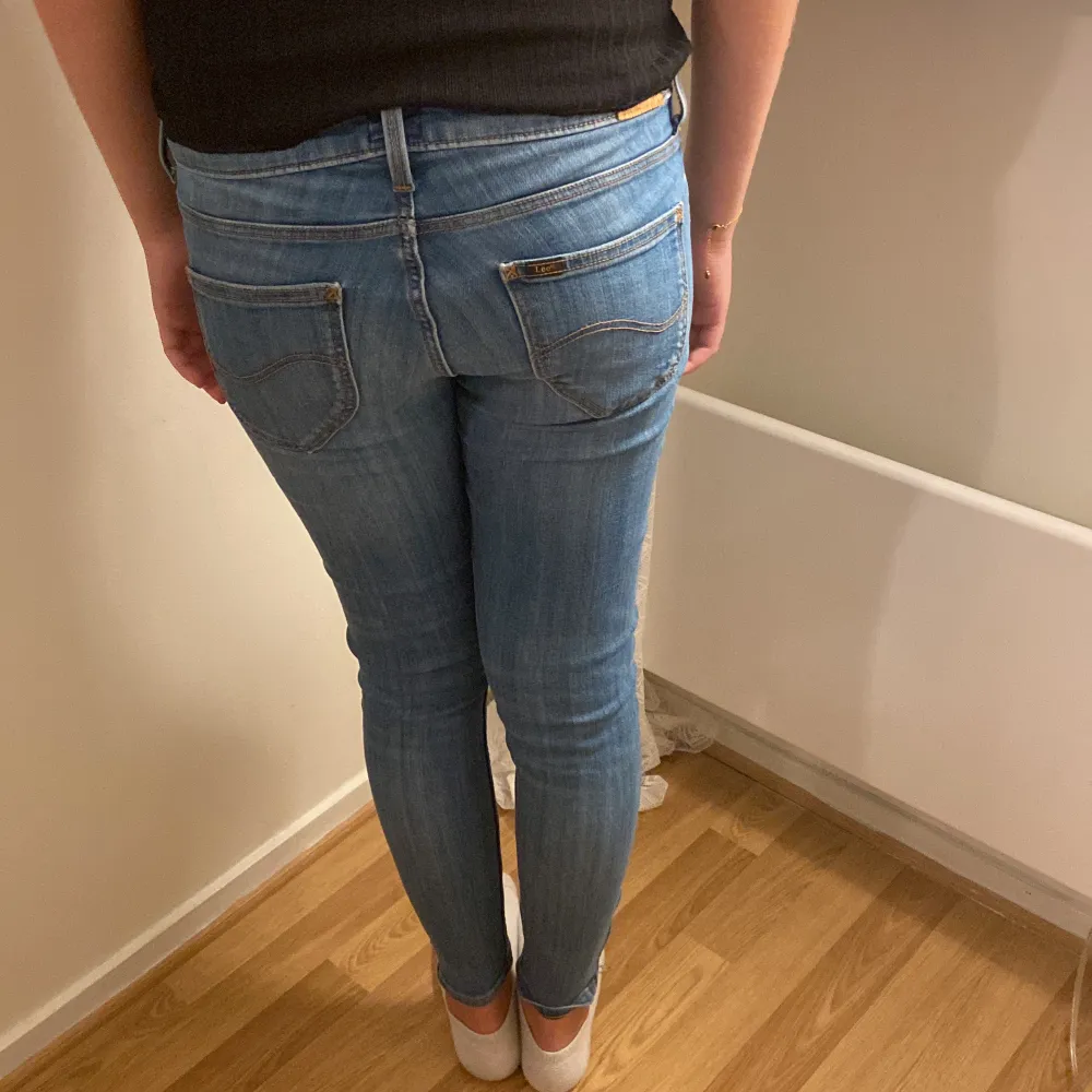 Ett par Lee jeans, de är skinny! De har dragkedja längst ner. Är i ett toppen skick!! Waist:28 length:31. Jeans & Byxor.