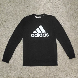 Adidas sweatshirt - Säljer min sweatshirt pga att jag köpte fel storlek. Har bara testats en gång och är i ny skick.