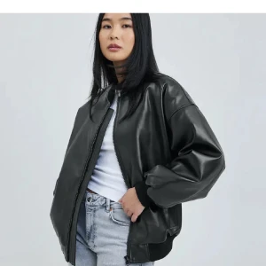 Skinn bomberjacka bik bok - Skinn bomberjacka från bik bok i stl S i väldigt fint skick, 500kr