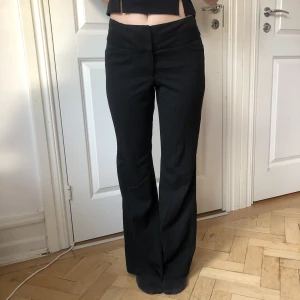 Svarta Kostymbyxor  - Perfekta lågmidjade kostymbyxor från Express.   Storlek: Står inte, skulle uppskatta på S/M  Jag är en S. 