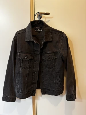 jeansjacka  - Jeansjacka från /STAY, storlek XS. Knappt använd, så den är så gott som ny 🩷 