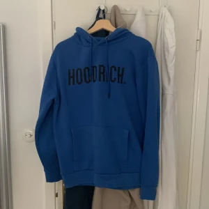 Hoodrich tröja ljusblå - Hej, jag säljer min hoodrich tröja som är i storlek L, jag har använt några gånger men jag har vuxit ur den det är därför jag vill sälja den, om du har några funderingar eller något liknande då är det bara att skriva!.