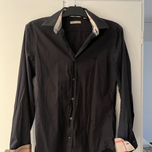 Burberry skjorta - Hej! Säljer nu min burberry skjorta då den inte passar mig längre. Den är endast använd ett fåtal gånger och är i ett grymt bra skick! För fler bilder, frågor eller funderingar så kan ni alltid skriva till mig.