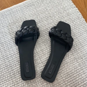 Sandaler/flats - Sandaler/flats från Nelly. Aldrig använt då jag beställde fel strl. Är jätte sköna men för stora för mig. Nypriset är 350kr.