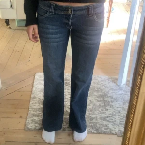 Lågmidjade jeans - Superfina lågmidjade jeans med snygga fickor och smickrande modell. Utsvängda i benen. Perfekt skick. Midjemått 41 cm tvärs över (har lite stretch), innerben 78💞(typ som en M/38). skriv vid frågor och kolla gärna in mina andra jeans!