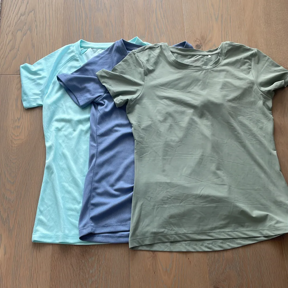 Det här är tre oandvända träningströjor i st XS i turkos, marin blå ock oliv grön färg❤️30 kr st. T-shirts.