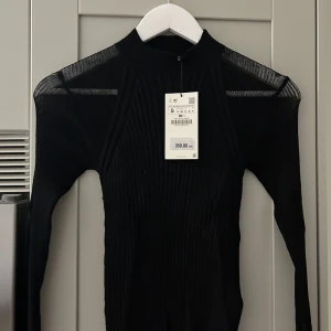 Tröja  - Tröja med skirt tyg över axlarna. Oanvänd, prisklass kvar. 