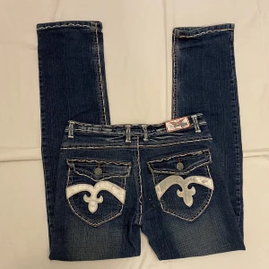 Unika jeans - Snygga jeans från märker ”laguna beach”. Midja: 39cm. Innerbenslängd: 80cm. Benöppning: 20cm