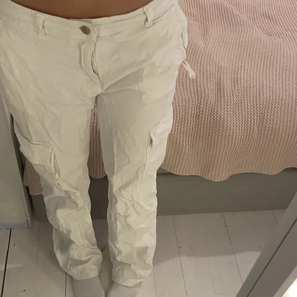 Cargo byxor från zara:) Inga slitningar eller fläckar🤍 Strl 36. Jeans & Byxor.