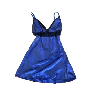 Fint nattlinne med spets - Fint marinblå nattlinne med spets i bra skick💙 Lapp saknas med skulle gissa på runt M i storlek💙