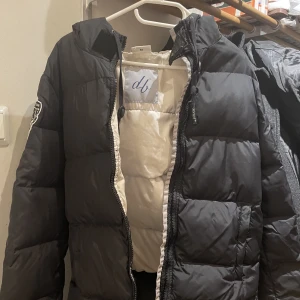D-brand - Säljer denna skit snygga jacka från D-brand. (Slutsåld överallt) Ändast använd under en vinter och i väldigt bra skick, säljer då den är lite för liten och vill köpa en ny jacka. Jackan är i storlek M, men passa S. Hör av er vid intresse eller ev frågor😀