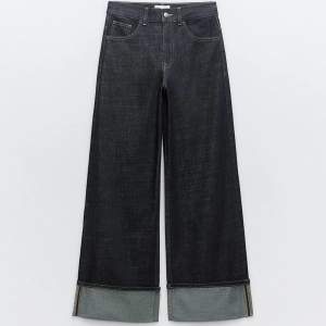 slutsålda populära jeans från Zara. Har en till annons för strl 32. https://www.zara.com/se/sv/jeans-denim-trf-med-uppvikta-benslut-p06045205.html 