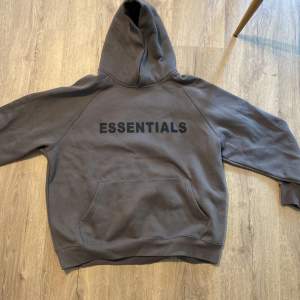 Bra skick, boxig tjock och varm hoodie från essentials