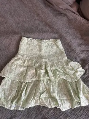 Grön/vit kjol från only. Aldrig använda. Säljer för att de aldrig kom till användning.