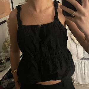 Svart linne/topp - Svart lite kortare linne (lite brett i storleken)