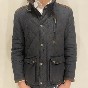 Safarijacka Zara  - Hej! Säljer nu min jacka från Zara i storlek M, fint skick. Tveka inte på att höra av dig om du har frågor eller funderingar kring varan!