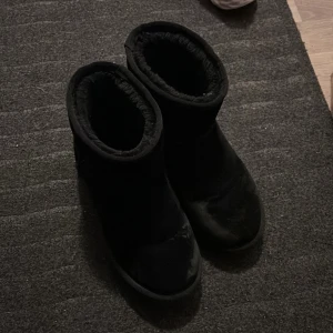 Slitna uggs - De är i fint skick förutom att själva ”tyget” släppt lite på sidan❤️