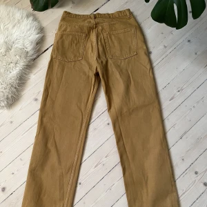 Burma raka byxor Other Stories  -  Raka Bruna byxor från Other Stories - storlek 26. Använda 2 gånger. 