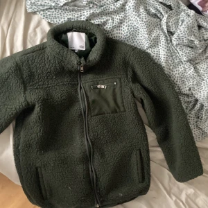 Militärgrön fleecetröja  - Militärgrön fleecetröja från lager157 köptes för 170 säljs för 70kr +frakt