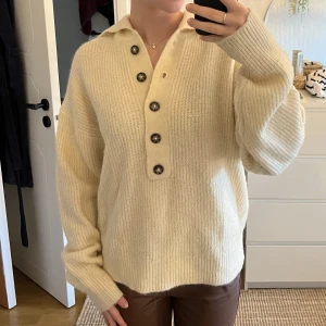 Stickad tröja från Gina - Stickad tröja från Gina. Väldigt fint skick, bara använd några gånger.