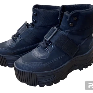 Platform vinter skor - Jättefina och jättebra för vintern. Dem är varma och man blir inte blöt om fötterna eftersom dem är platà, ungefär 5-6cm. Kostade 800 när dem köptes.