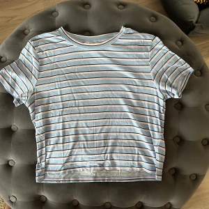 Kort tröja  - Jättefin tröja från monki som är lite kroppad. Säljer den då jag inte använder den. 