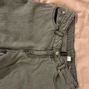 Jeans - Raka jeans med slits på benen och drop midja. Använd några gånger men nästan som ny