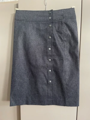 Kjol 34 ny glittrig  - Midjemått 72 cm Längd 62 cm